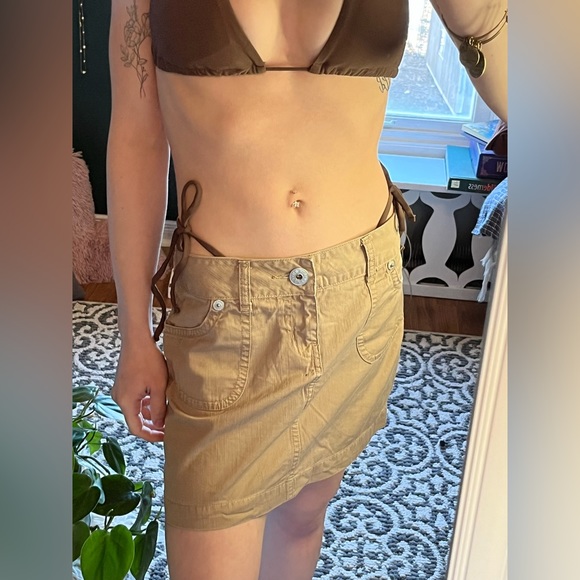 Vintage y2k GUESS tan denim mini skirt ✨ W25 - Picture 4 of 4